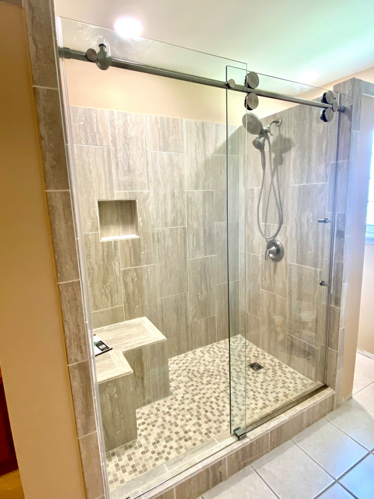 Idéer för vintage en-suite badrum, med en dusch i en alkov och dusch med skjutdörr