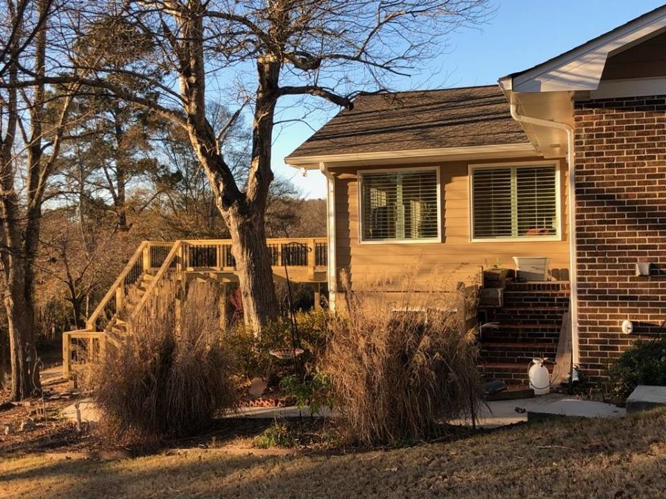Example of a transitional home design design in Atlanta