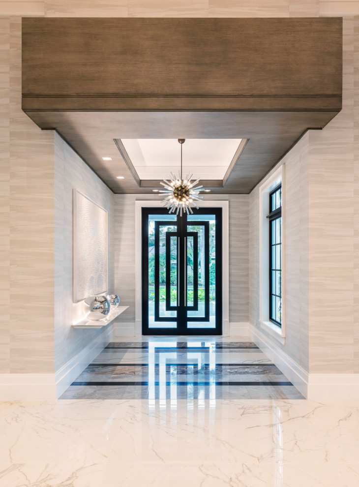 Geräumiges Klassisches Foyer mit beiger Wandfarbe, Doppeltür, Haustür aus Metall, beigem Boden, Holzdecke, Tapetenwänden und Granitboden in Miami