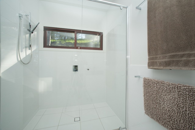 Pullenvale modern-badezimmer