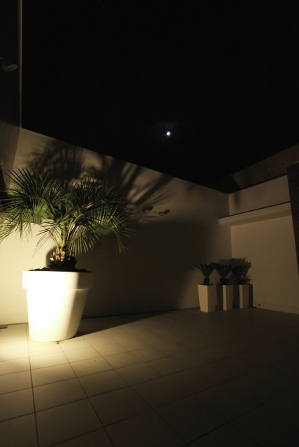 空を切り取る家 moderne-terrasse-et-patio