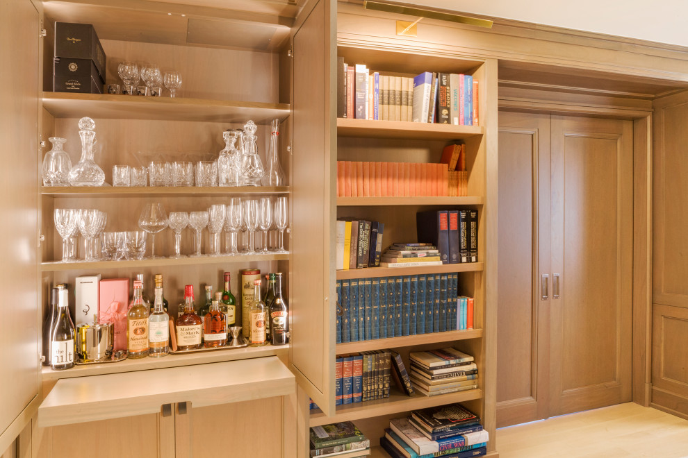 Esempio di un soggiorno minimalista di medie dimensioni e chiuso con libreria, pareti beige, parquet chiaro, pavimento beige e pareti in legno