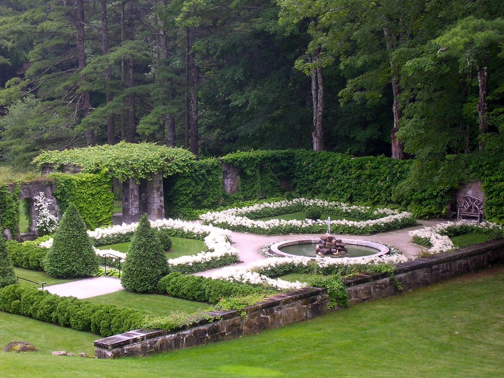 Mid-sized traditional formal garden in Other.