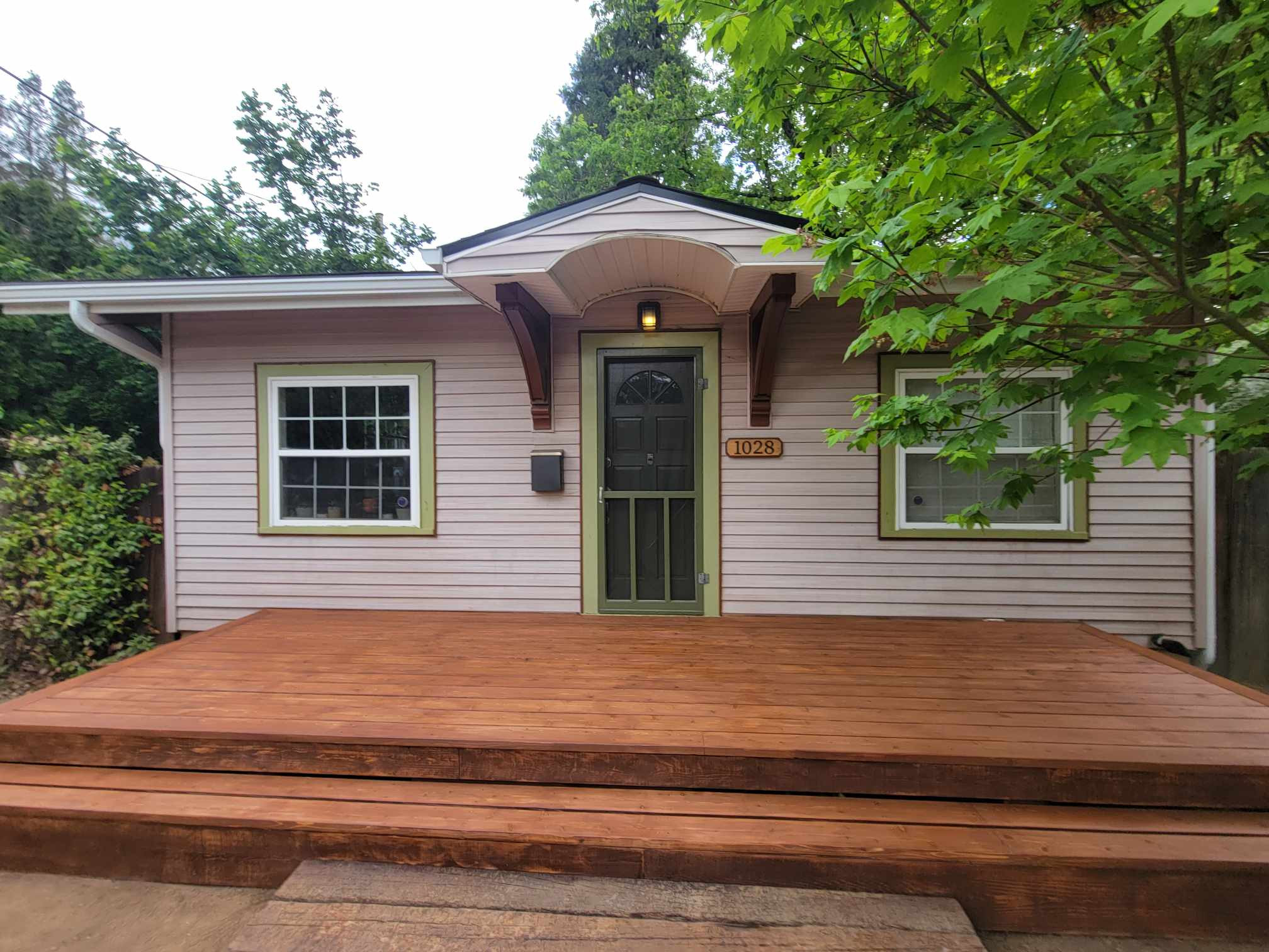 Tight knot cedar deck with rusticana stain
