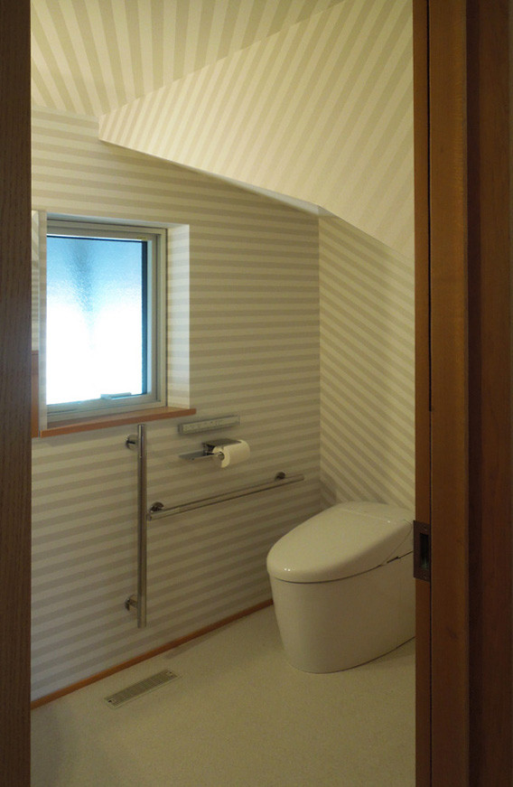 Kleine Moderne Gästetoilette mit Vinylboden und Tapetenwänden in Sonstige