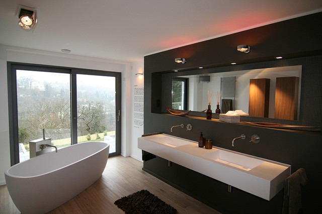 Bad mit Fliesen Holzoptik - Vorwandelement mit Ablage - Modern - Badezimmer - Frankfurt am Main - von Axel Fröhlich GmbH