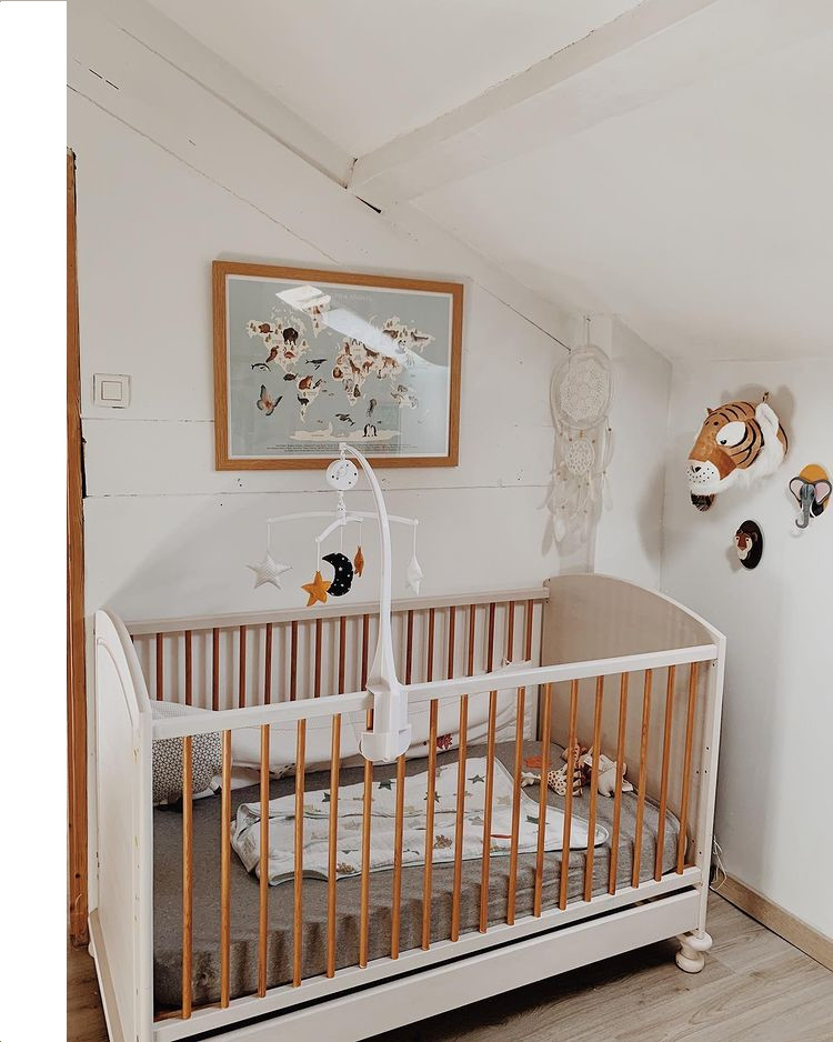 Ejemplo de habitación de bebé neutra blanca escandinava de tamaño medio con paredes blancas, suelo laminado, suelo gris y vigas vistas