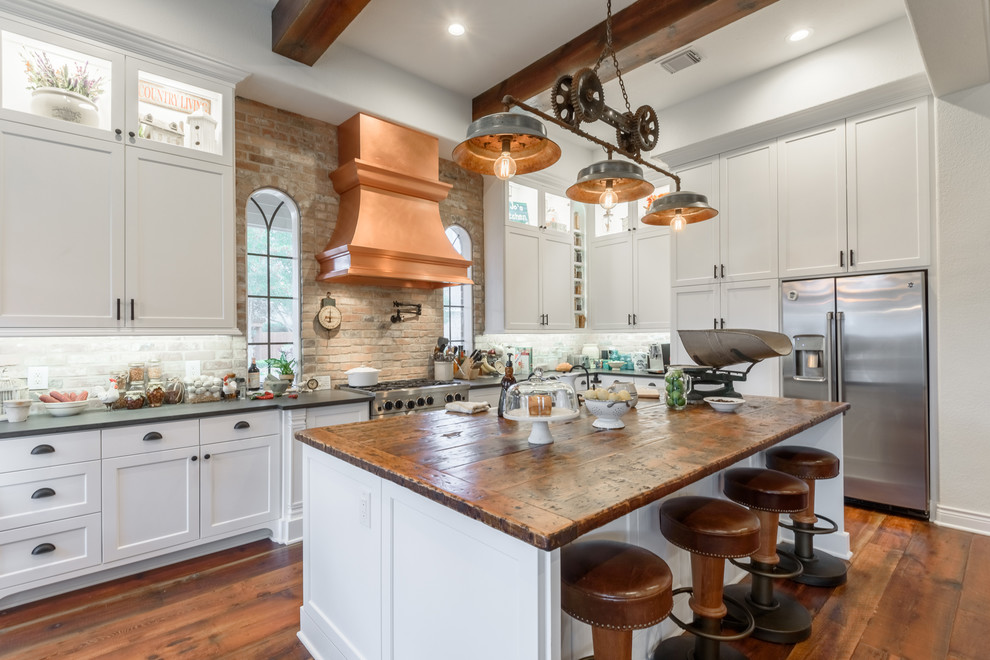 Kitchen - transitional kitchen idea in Houston