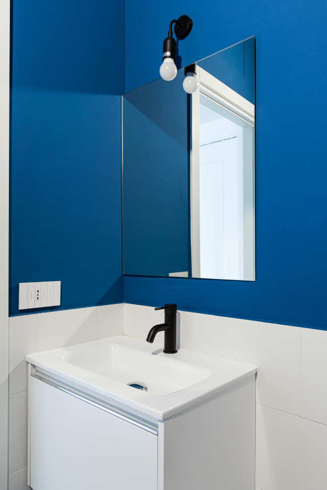 Пример оригинального дизайна: маленькая, узкая и длинная ванная комната в скандинавском стиле с любой отделкой стен, плоскими фасадами, синими фасадами, душем в нише, инсталляцией, синей плиткой, керамической плиткой, синими стенами, полом из керамической плитки, душевой кабиной, монолитной раковиной, столешницей из плитки, синим полом, душем с распашными дверями, белой столешницей, тумбой под одну раковину, подвесной тумбой и балками на потолке для на участке и в саду