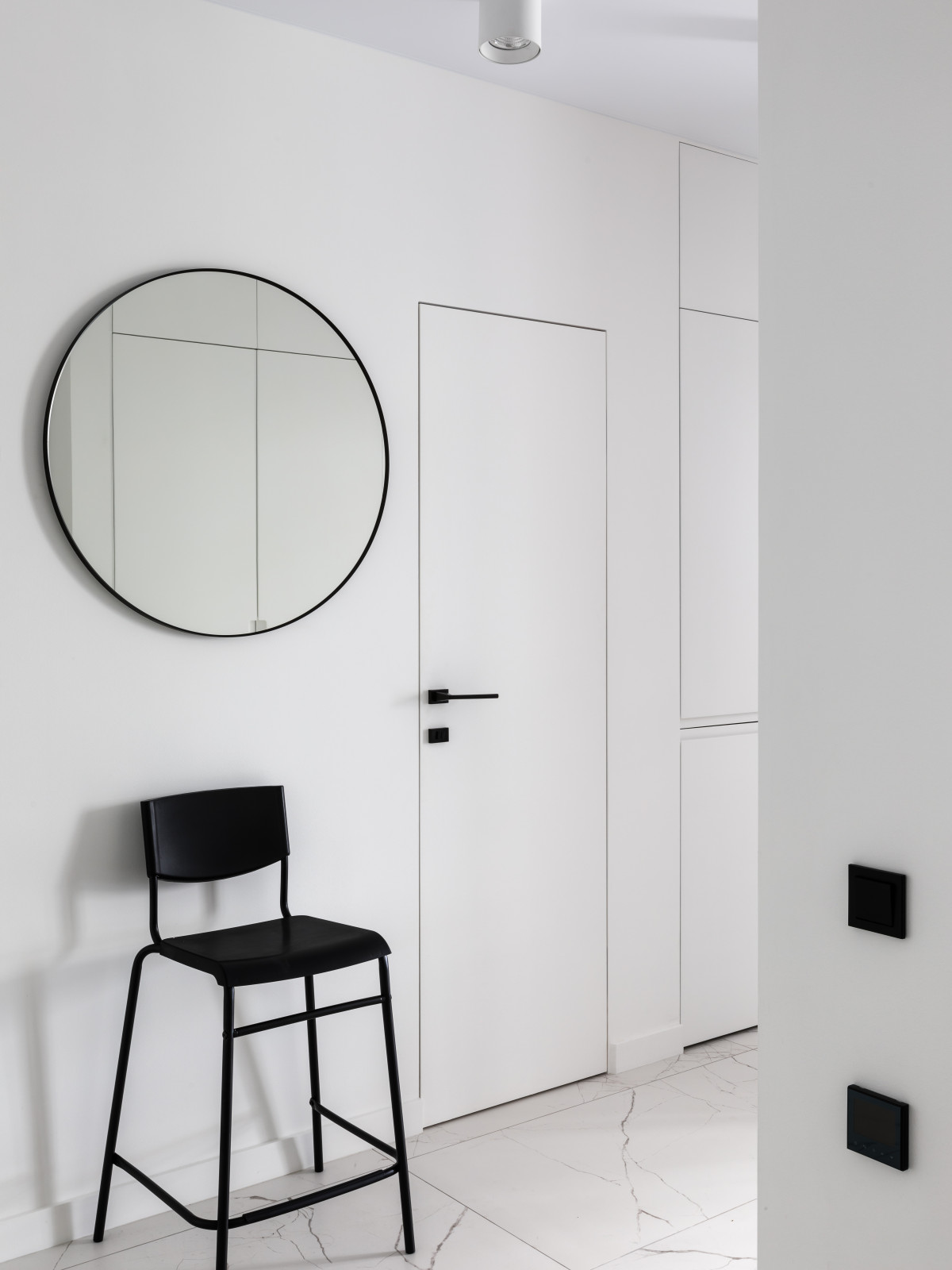 Цветовой минимализм в арендной квартире .