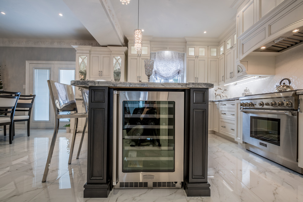 Kitchen - transitional kitchen idea in Toronto