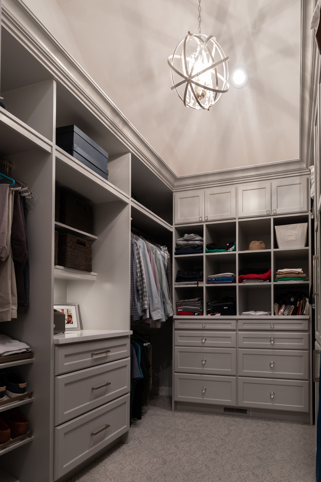 Mid-sized traditional gender-neutral walk-in wardrobe in Chicago with shaker cabinets, grey cabinets, carpet, grey floor and recessed.