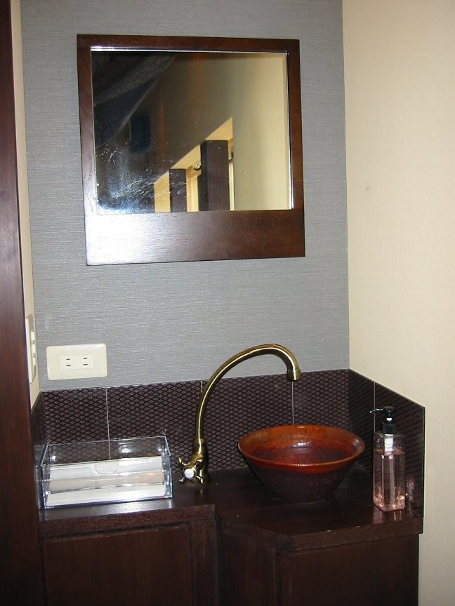 東京都下にあるお手頃価格の中くらいなアジアンスタイルのおしゃれなトイレ・洗面所の写真