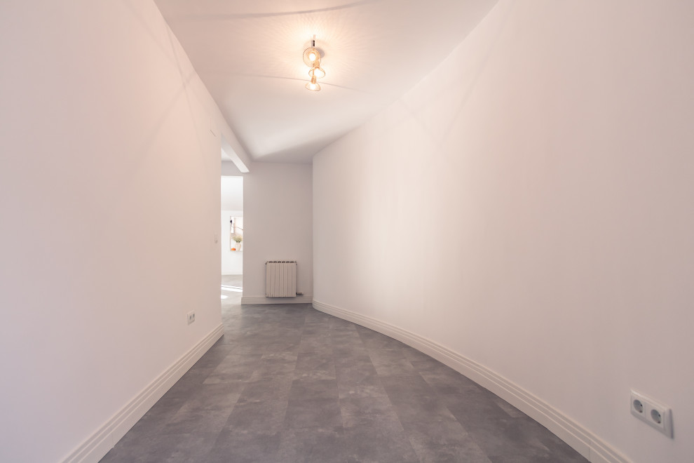 Ispirazione per un grande studio mediterraneo con pareti bianche, pavimento in vinile e pavimento grigio