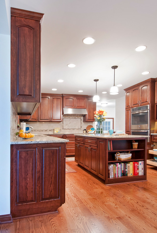 Example of a transitional kitchen design in Columbus