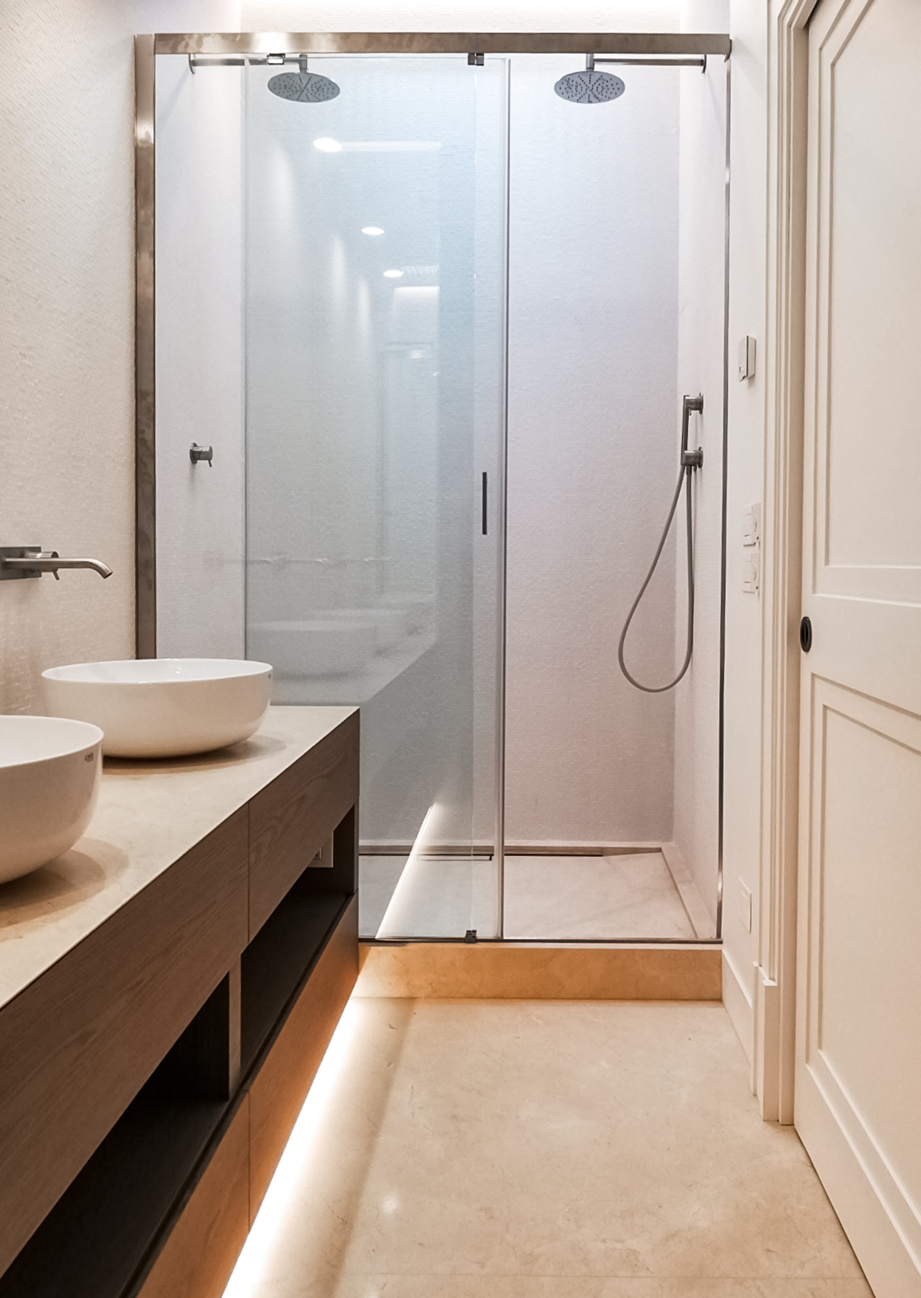 Bagno con doppio lavandino | Dettaglio doccia