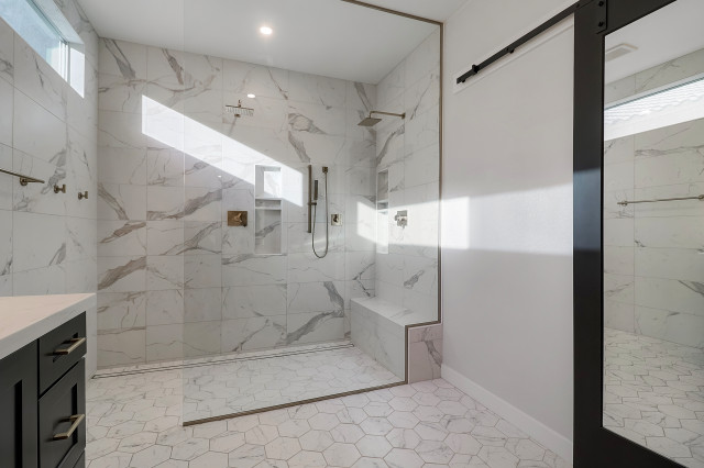 Sophisticated Transitional Bath klassisch-modern-badezimmer