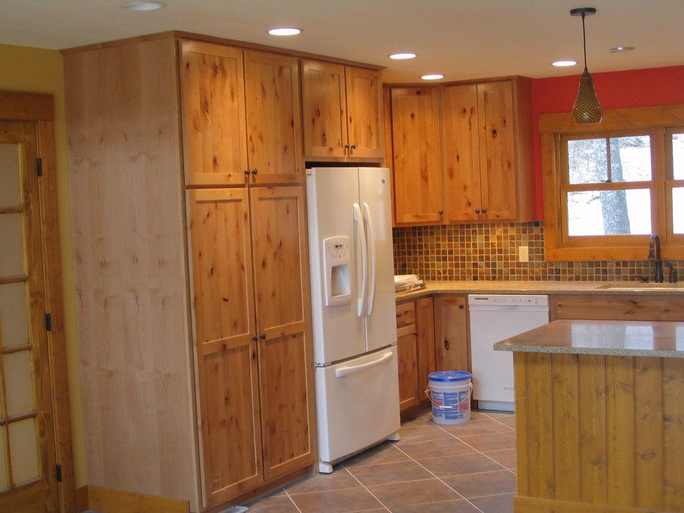 Inspiration for a mid-sized rustic u-shaped porcelain tile and beige floor enclosed kitchen remodel with an undermount sink, recessed-panel cabinets, light wood cabinets, quartz countertops, beige backsplash, porcelain backsplash, white appliances and a peninsula