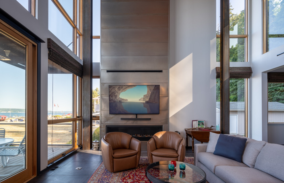 Стильный дизайн: гостиная комната среднего размера в стиле модернизм с белыми стенами, полом из керамогранита, горизонтальным камином, фасадом камина из металла, телевизором на стене, коричневым полом и деревянным потолком - последний тренд
