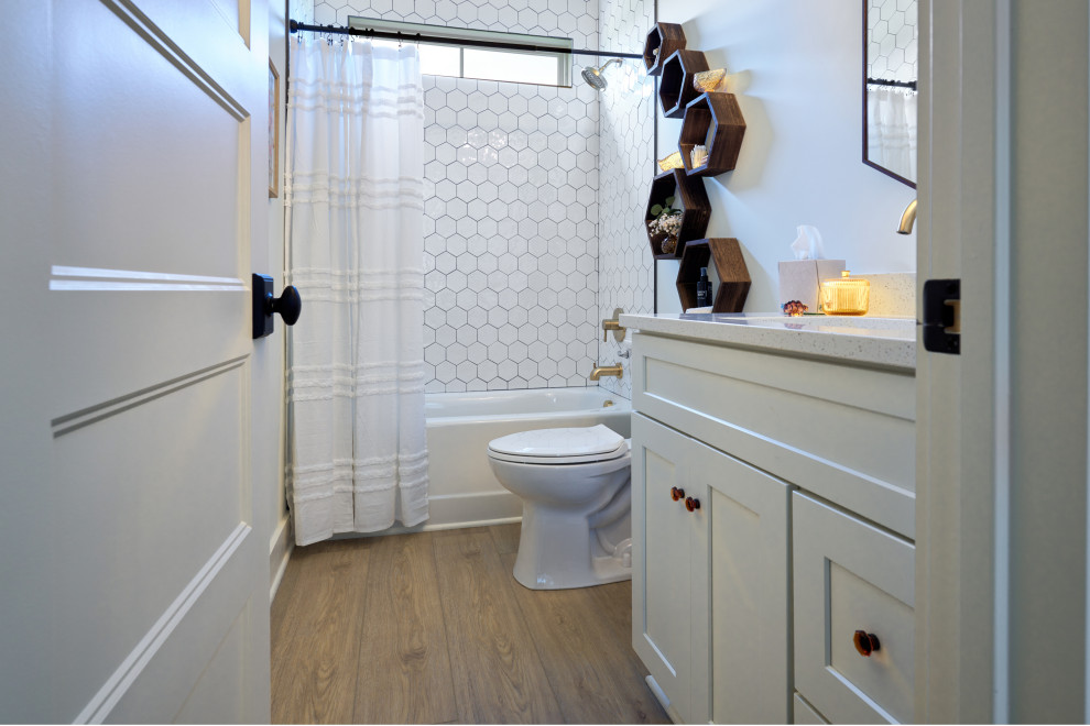 Foto på ett mellanstort shabby chic-inspirerat vit badrum med dusch, med luckor med profilerade fronter, vita skåp, ett platsbyggt badkar, en dusch i en alkov, en toalettstol med hel cisternkåpa, vit kakel, keramikplattor, vita väggar, vinylgolv, ett nedsänkt handfat, marmorbänkskiva, beiget golv och dusch med duschdraperi