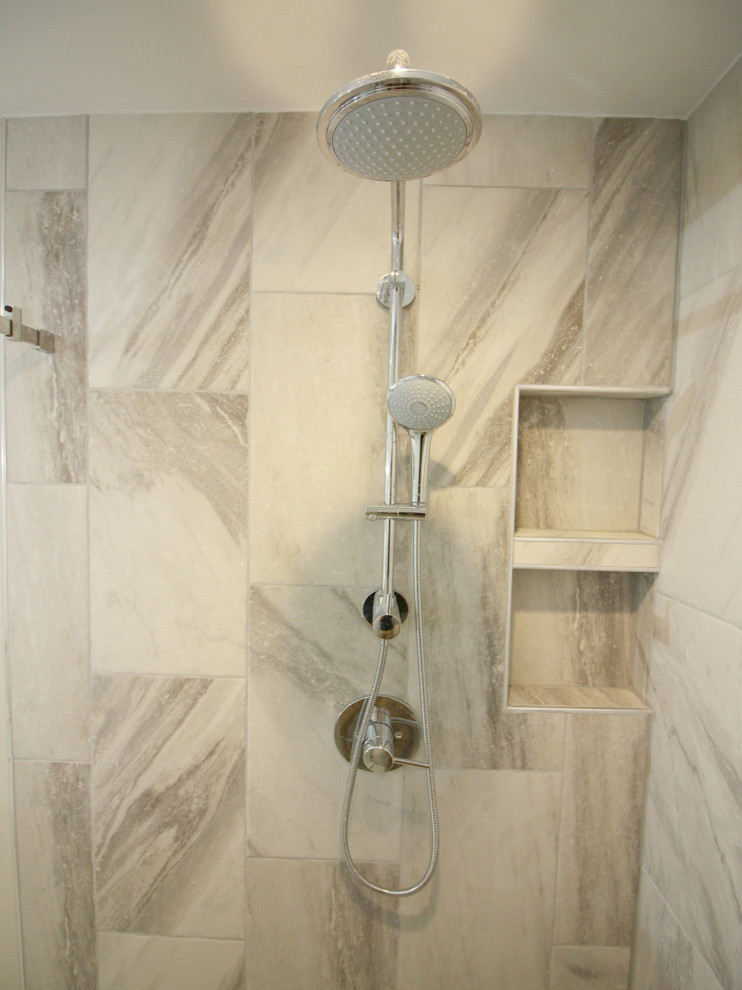 Ispirazione per una stanza da bagno minimal con piastrelle grigie, piastrelle in gres porcellanato e nicchia