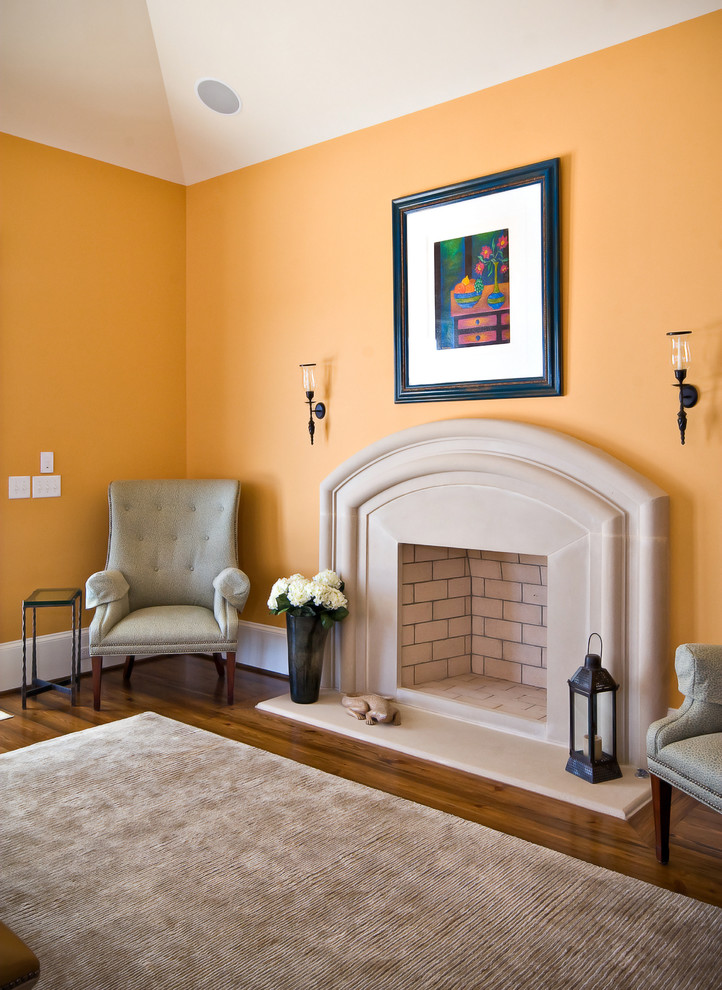 Bild på ett vintage vardagsrum, med orange väggar