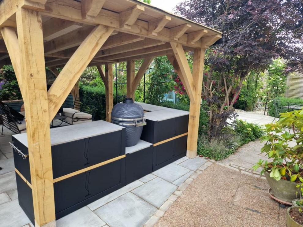 Mittelgroße Moderne Pergola hinter dem Haus mit Outdoor-Küche und Natursteinplatten in Sonstige