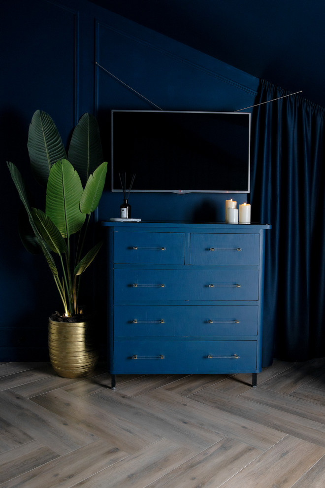 Роскошная синяя спальня на мансардном этаже