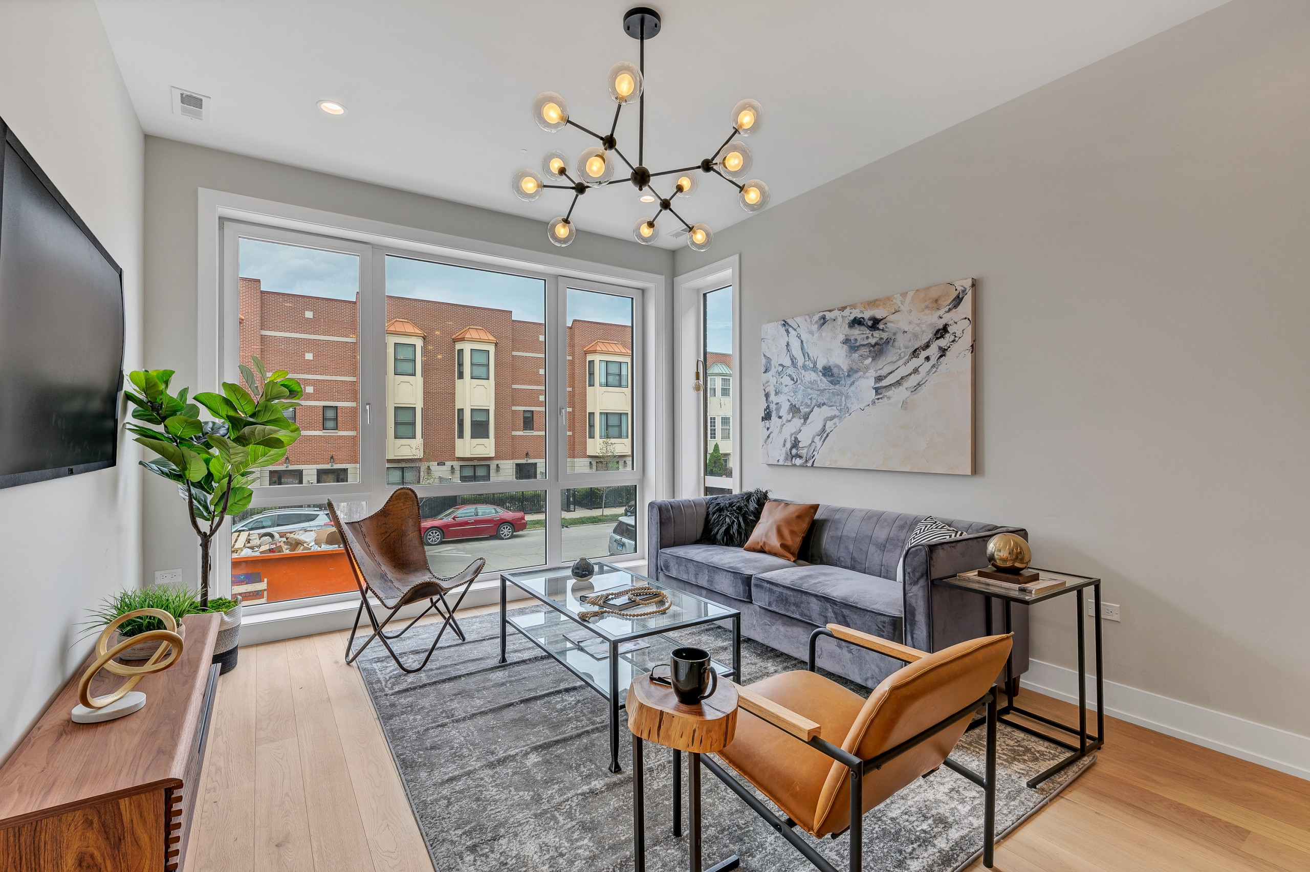 2341 w adams - unit 1e_003.jpg