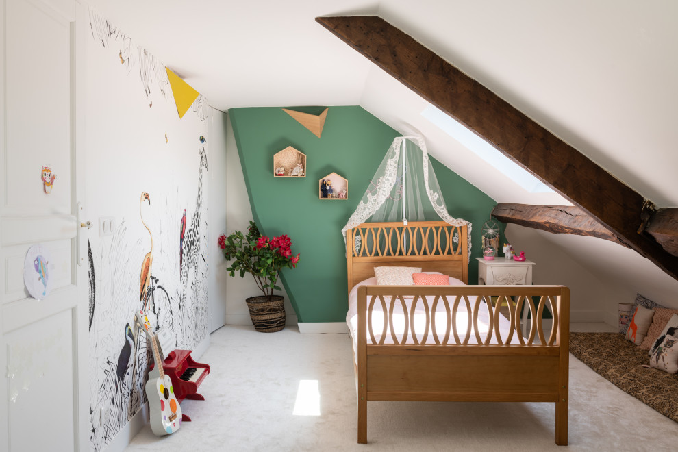 Esempio di una camera da letto bohémian con pareti verdi, moquette e pavimento beige