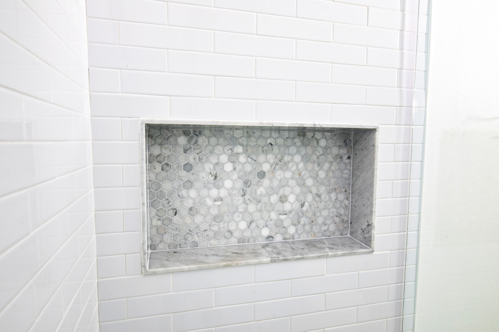 Idéer för ett litet klassiskt vit badrum för barn, med en dusch i en alkov, vit kakel, tunnelbanekakel, vita väggar, mosaikgolv, ett undermonterad handfat, bänkskiva i kvarts, vitt golv och dusch med gångjärnsdörr
