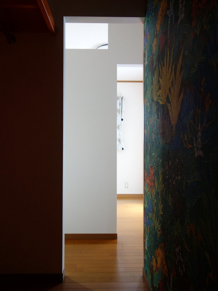 На фото: маленькая гардеробная комната с полом из фанеры, коричневым полом и потолком с обоями для на участке и в саду, женщин с