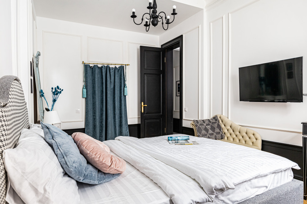 サンクトペテルブルクにある中くらいなミッドセンチュリースタイルのおしゃれな主寝室 (白い壁、無垢フローリング、茶色い床、間仕切りカーテン) のレイアウト