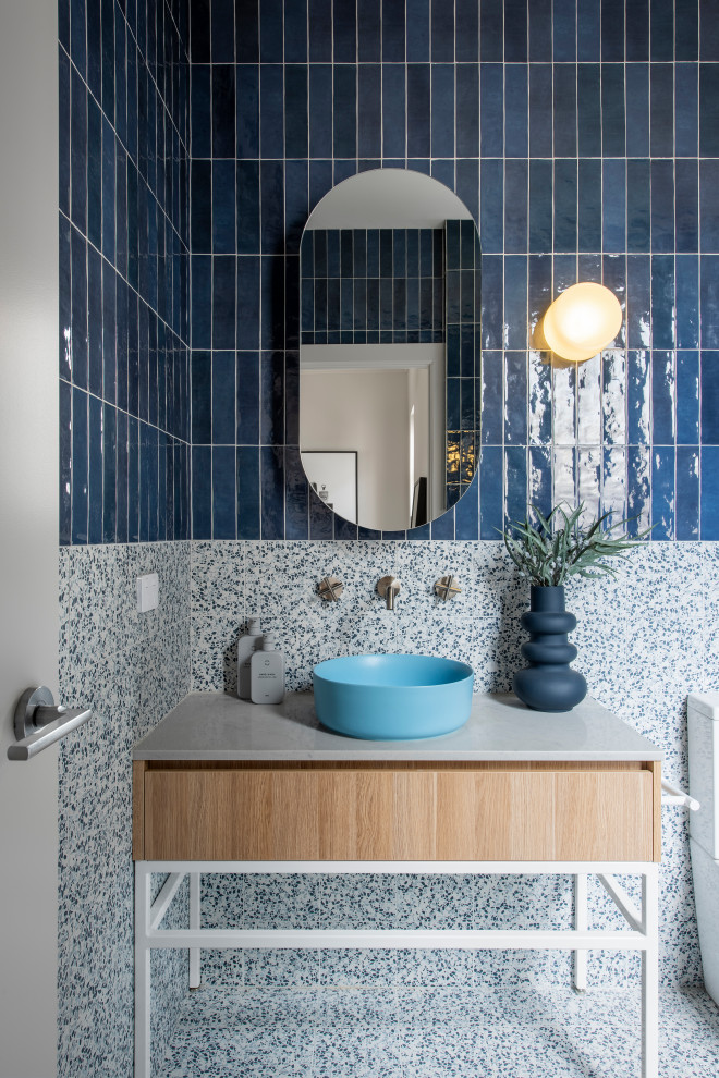 На фото: маленькая главная ванная комната в современном стиле с синей плиткой, синими стенами и полом из терраццо для на участке и в саду