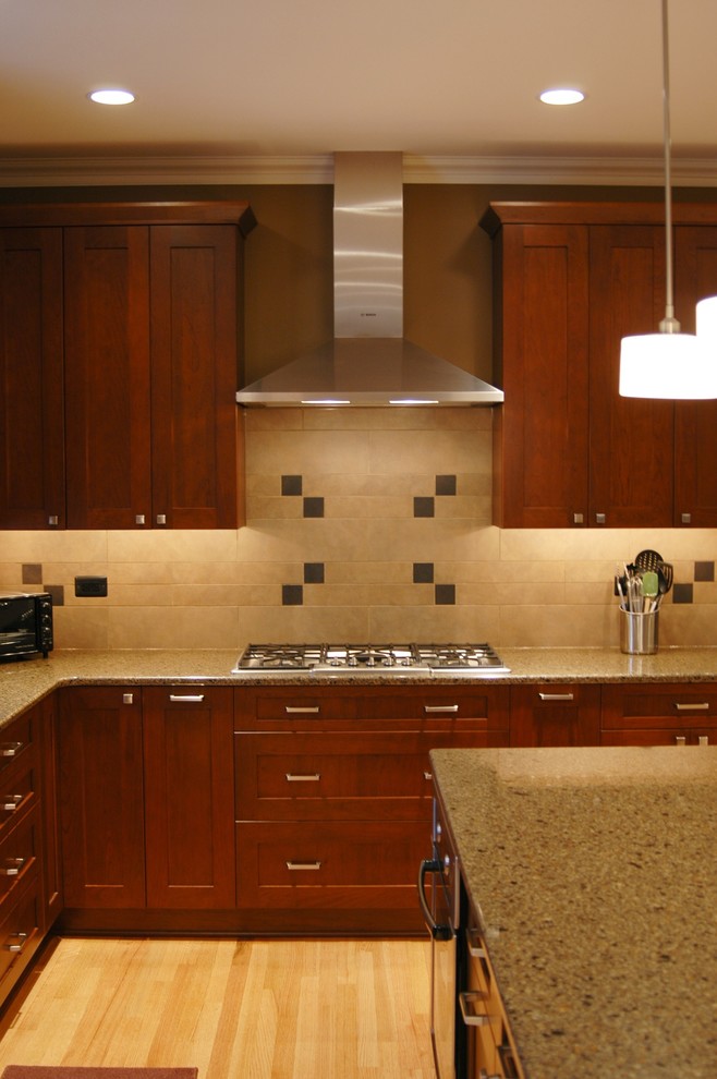 Inspiration for a mid-sized transitional kitchen remodel in Chicago