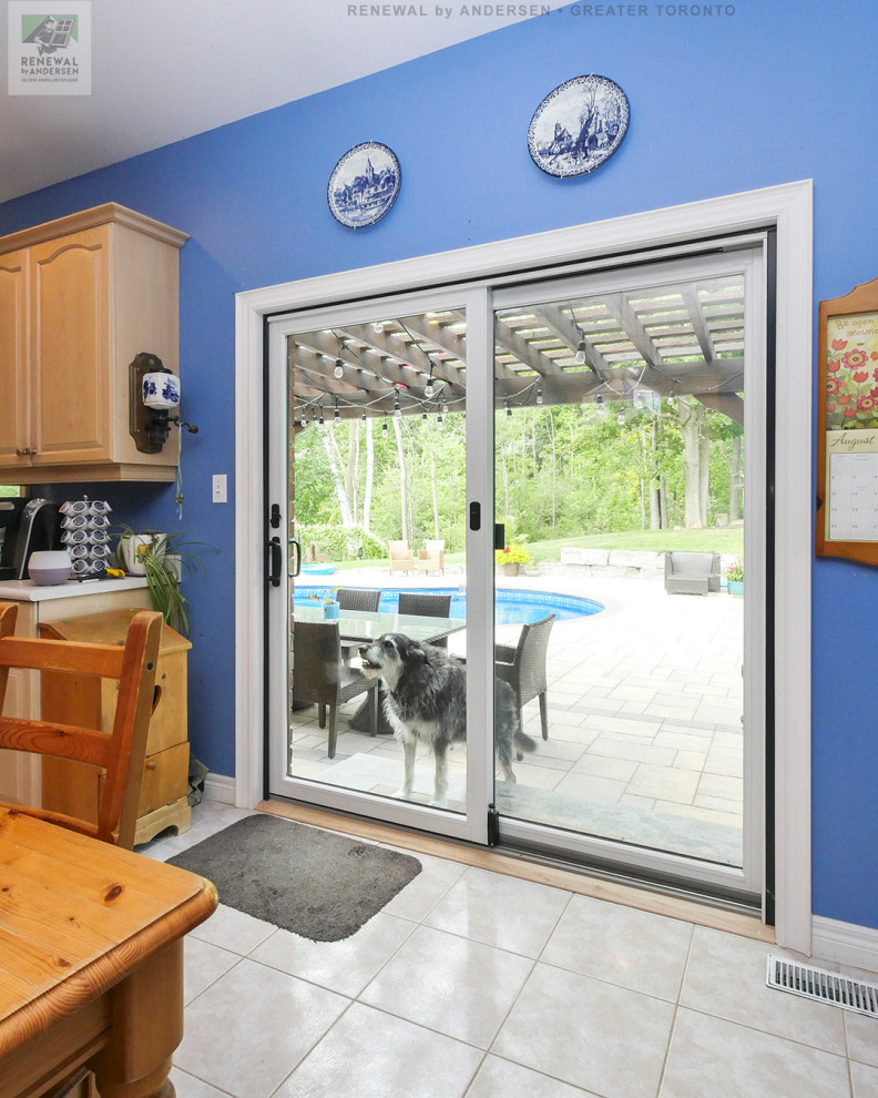 Идея дизайна: большая кухня-столовая с синими стенами, полом из керамической плитки и бежевым полом без камина