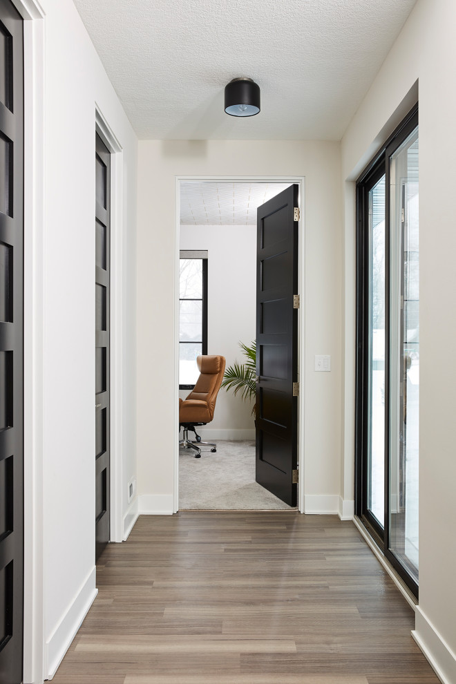 Esempio di un ingresso o corridoio design di medie dimensioni con pareti bianche, pavimento in vinile, pavimento marrone e soffitto in carta da parati