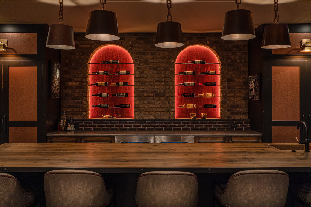 Ispirazione per una grande taverna minimalista con angolo bar, pavimento in legno massello medio e pareti in mattoni