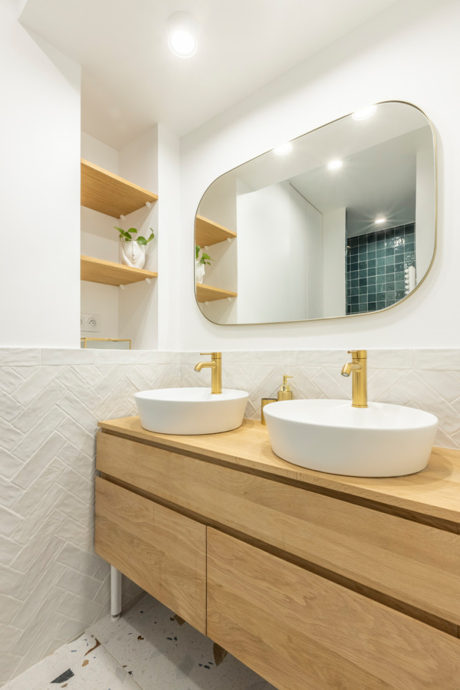 Exemple d'une petite salle de bain principale et blanche et bois tendance en bois clair avec une douche à l'italienne, un carrelage blanc, un mur blanc, un sol en terrazzo, un plan de toilette en bois, une niche, meuble double vasque et meuble-lavabo sur pied.