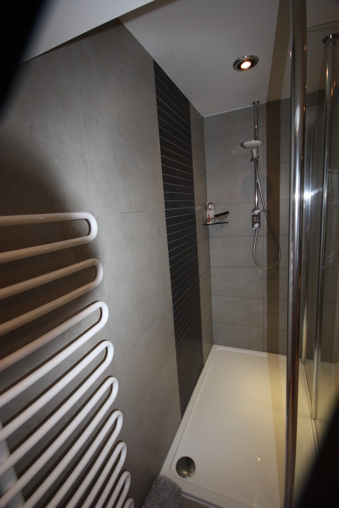 Idee per una grande stanza da bagno design con ante in legno bruno, doccia aperta, WC sospeso, piastrelle in gres porcellanato, pareti grigie, pavimento in ardesia e lavabo a consolle