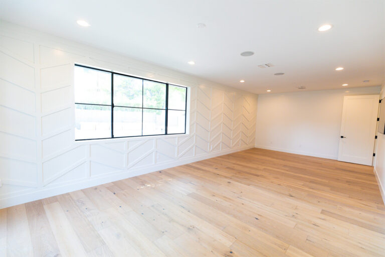Example of a transitional home design design in Phoenix