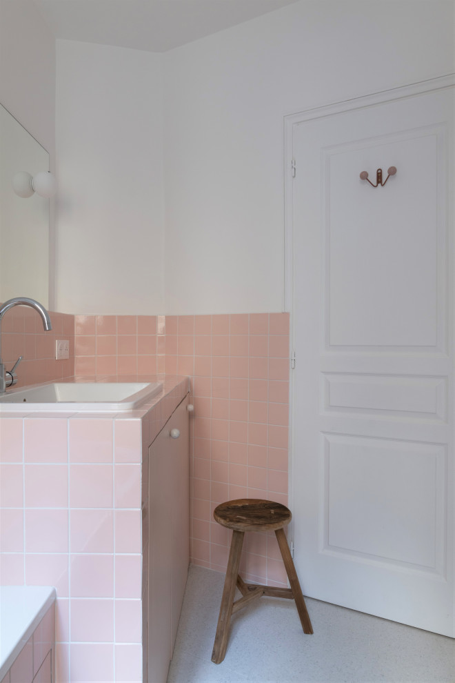 Идея дизайна: главная ванная комната среднего размера в классическом стиле с накладной ванной, розовой плиткой, цементной плиткой, белыми стенами, врезной раковиной, серым полом, тумбой под одну раковину и встроенной тумбой