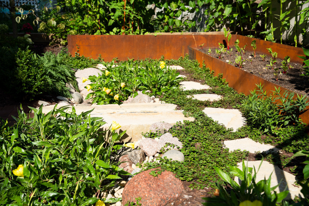 Photo of a rustic landscaping in Chicago.