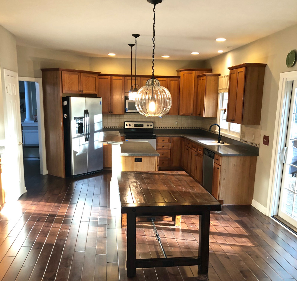 Kitchen - transitional kitchen idea in Indianapolis