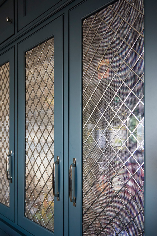 Example of a transitional home design design in Chicago