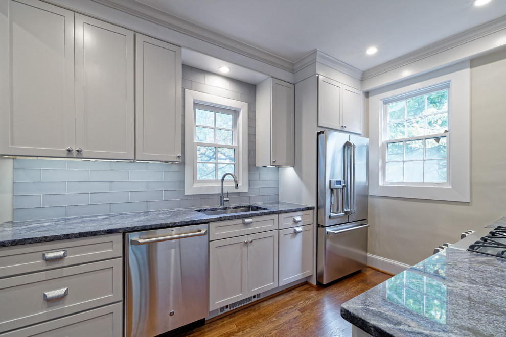 Example of a transitional kitchen design in DC Metro