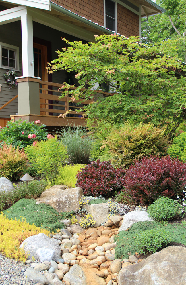 Traditional garden in Seattle with gravel for fall.