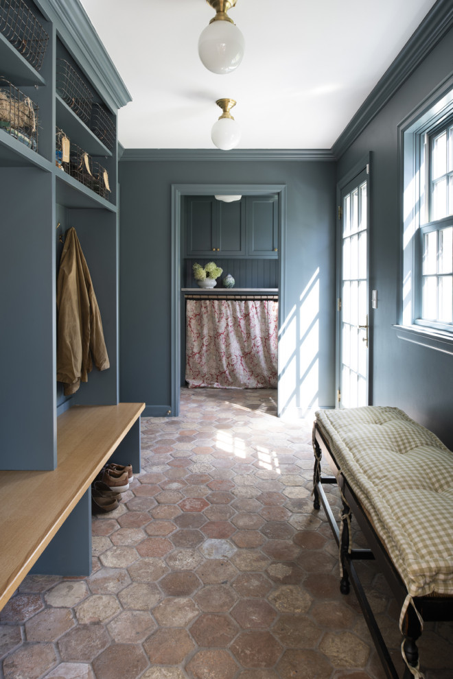 Idéer för vintage kapprum, med blå väggar, klinkergolv i terrakotta, en enkeldörr och en blå dörr