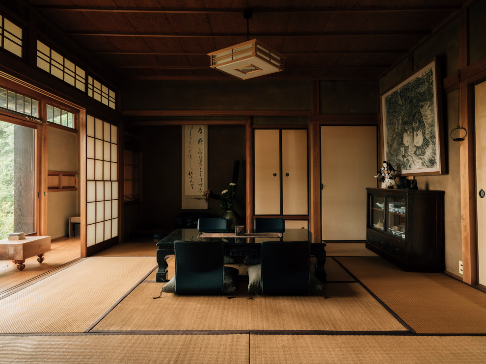 На фото: парадная, открытая гостиная комната в восточном стиле с бежевыми стенами, полом из бамбука, желтым полом, деревянным потолком и деревянными стенами без камина, телевизора с