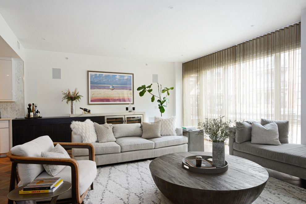 Стильный дизайн: гостиная комната среднего размера в современном стиле с темным паркетным полом и телевизором на стене - последний тренд